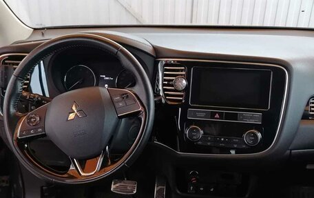 Mitsubishi Outlander III рестайлинг 3, 2020 год, 2 800 000 рублей, 3 фотография