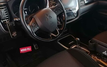 Mitsubishi Outlander III рестайлинг 3, 2020 год, 2 800 000 рублей, 8 фотография