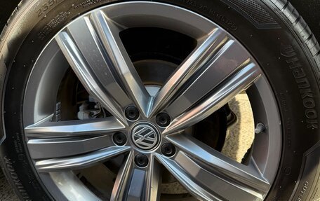 Volkswagen Tiguan II, 2018 год, 3 200 000 рублей, 13 фотография