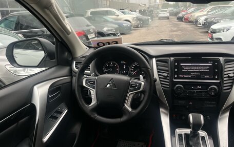 Mitsubishi Pajero Sport III рестайлинг, 2018 год, 2 599 000 рублей, 7 фотография