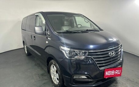 Hyundai Grand Starex Grand Starex I рестайлинг 2, 2019 год, 2 990 000 рублей, 3 фотография