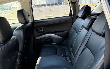 Mitsubishi Outlander III рестайлинг 3, 2010 год, 940 000 рублей, 13 фотография