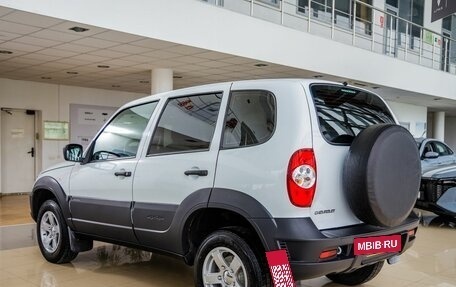 Chevrolet Niva I рестайлинг, 2018 год, 908 000 рублей, 5 фотография