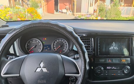 Mitsubishi Outlander III рестайлинг 3, 2013 год, 1 600 000 рублей, 14 фотография