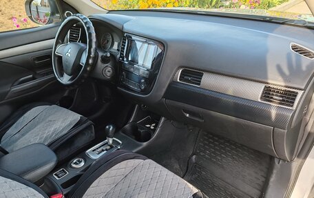 Mitsubishi Outlander III рестайлинг 3, 2013 год, 1 600 000 рублей, 7 фотография