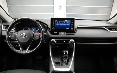 Toyota RAV4, 2021 год, 3 690 000 рублей, 6 фотография