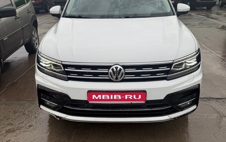 Volkswagen Tiguan II, 2018 год, 2 400 000 рублей, 1 фотография