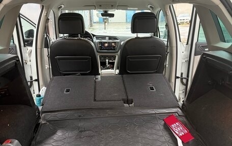 Volkswagen Tiguan II, 2018 год, 2 400 000 рублей, 3 фотография