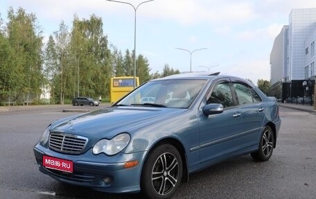 Mercedes-Benz C-Класс, 2004 год, 950 000 рублей, 1 фотография