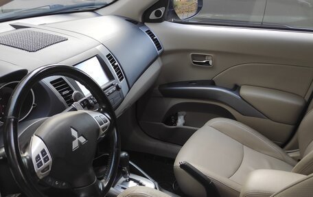 Mitsubishi Outlander III рестайлинг 3, 2010 год, 1 700 000 рублей, 4 фотография