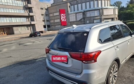 Mitsubishi Outlander III рестайлинг 3, 2019 год, 1 650 000 рублей, 2 фотография