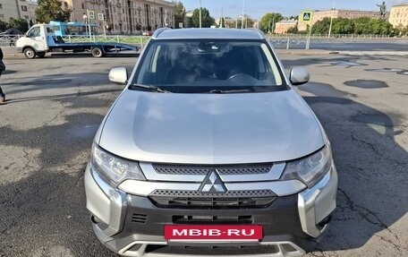 Mitsubishi Outlander III рестайлинг 3, 2019 год, 1 650 000 рублей, 3 фотография