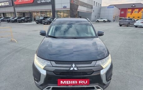 Mitsubishi Outlander III рестайлинг 3, 2022 год, 2 750 000 рублей, 3 фотография
