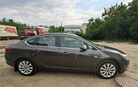 Opel Astra J, 2013 год, 1 030 000 рублей, 2 фотография