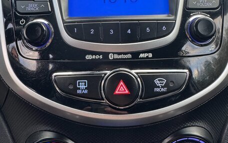 Hyundai Solaris II рестайлинг, 2012 год, 900 000 рублей, 23 фотография