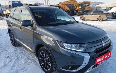 Mitsubishi Outlander III рестайлинг 3, 2022 год, 2 458 000 рублей, 2 фотография