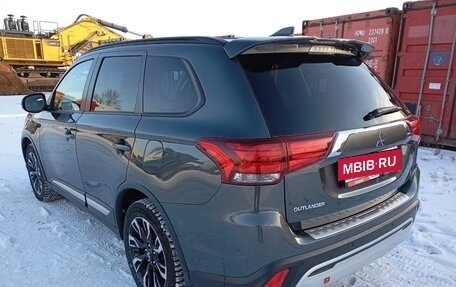 Mitsubishi Outlander III рестайлинг 3, 2022 год, 2 458 000 рублей, 4 фотография