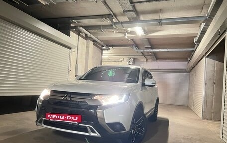 Mitsubishi Outlander III рестайлинг 3, 2019 год, 2 290 000 рублей, 2 фотография