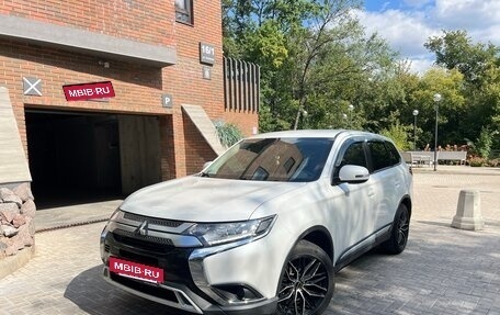 Mitsubishi Outlander III рестайлинг 3, 2019 год, 2 290 000 рублей, 6 фотография