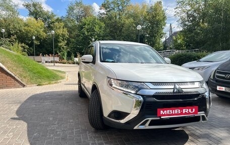 Mitsubishi Outlander III рестайлинг 3, 2019 год, 2 290 000 рублей, 8 фотография