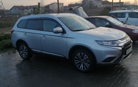 Mitsubishi Outlander III рестайлинг 3, 2019 год, 2 250 000 рублей, 6 фотография