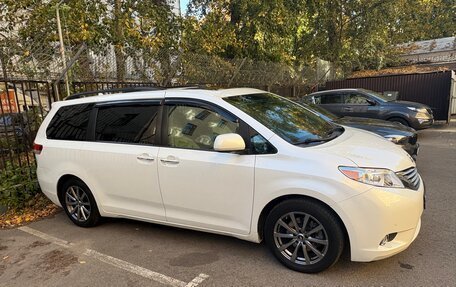 Toyota Sienna III, 2012 год, 2 700 000 рублей, 2 фотография