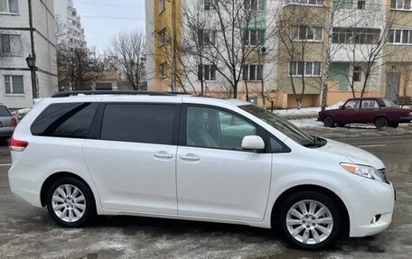 Toyota Sienna III, 2012 год, 2 700 000 рублей, 8 фотография