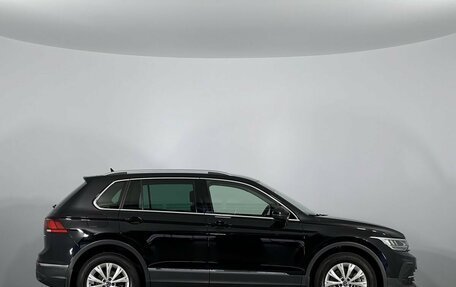 Volkswagen Tiguan II, 2021 год, 2 800 000 рублей, 4 фотография