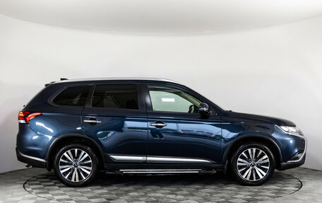 Mitsubishi Outlander III рестайлинг 3, 2021 год, 2 899 900 рублей, 4 фотография