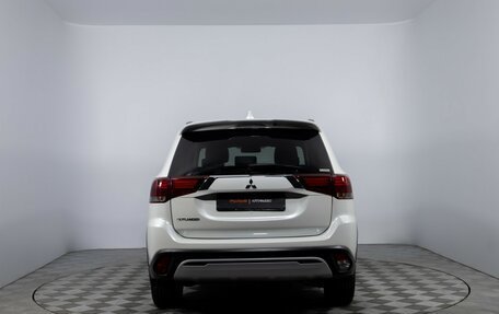 Mitsubishi Outlander III рестайлинг 3, 2021 год, 2 490 000 рублей, 6 фотография