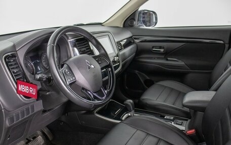 Mitsubishi Outlander III рестайлинг 3, 2021 год, 2 490 000 рублей, 10 фотография