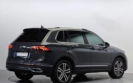 Volkswagen Tiguan II, 2021 год, 2 750 100 рублей, 2 фотография