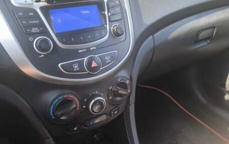 Hyundai Solaris II рестайлинг, 2011 год, 900 000 рублей, 4 фотография