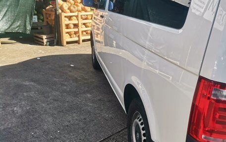 Volkswagen Transporter T6 рестайлинг, 2017 год, 3 300 000 рублей, 6 фотография