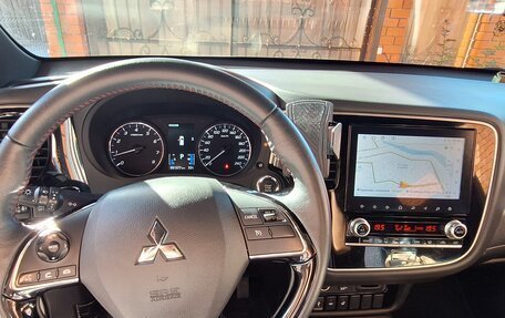 Mitsubishi Outlander III рестайлинг 3, 2021 год, 2 800 000 рублей, 4 фотография