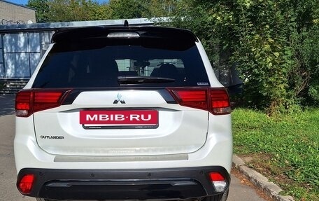 Mitsubishi Outlander III рестайлинг 3, 2021 год, 2 800 000 рублей, 3 фотография