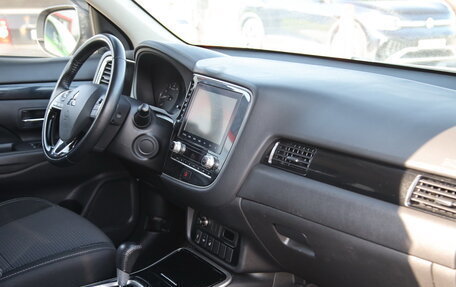 Mitsubishi Outlander III рестайлинг 3, 2021 год, 2 600 000 рублей, 10 фотография