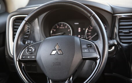 Mitsubishi Outlander III рестайлинг 3, 2021 год, 2 600 000 рублей, 14 фотография