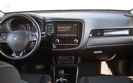 Mitsubishi Outlander III рестайлинг 3, 2021 год, 2 600 000 рублей, 13 фотография