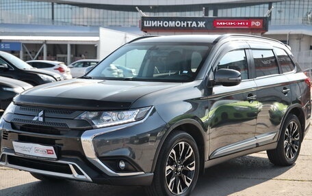 Mitsubishi Outlander III рестайлинг 3, 2021 год, 2 600 000 рублей, 6 фотография