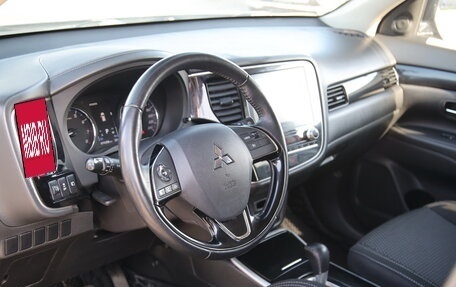 Mitsubishi Outlander III рестайлинг 3, 2021 год, 2 600 000 рублей, 18 фотография