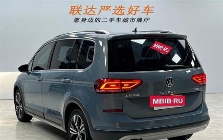 Volkswagen Touran III, 2022 год, 2 850 000 рублей, 6 фотография