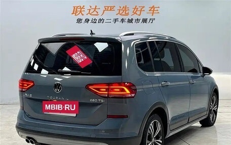 Volkswagen Touran III, 2022 год, 2 850 000 рублей, 4 фотография