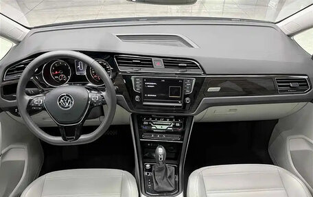 Volkswagen Touran III, 2022 год, 2 850 000 рублей, 9 фотография