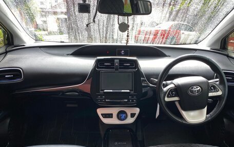 Toyota Prius IV XW50, 2016 год, 1 650 000 рублей, 11 фотография