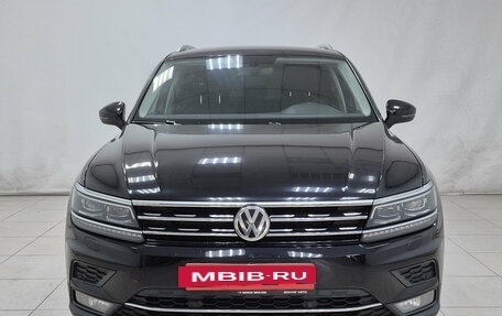 Volkswagen Tiguan II, 2018 год, 2 695 000 рублей, 2 фотография
