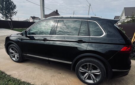 Volkswagen Tiguan II, 2018 год, 1 800 000 рублей, 2 фотография
