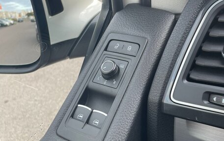Volkswagen Multivan T6 рестайлинг, 2018 год, 5 000 000 рублей, 6 фотография