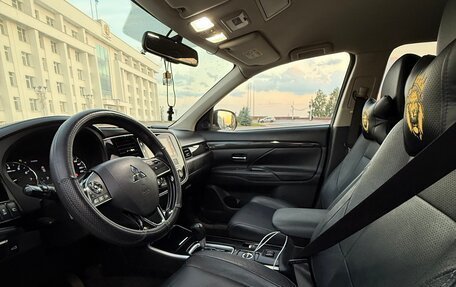 Mitsubishi Outlander III рестайлинг 3, 2018 год, 2 300 000 рублей, 11 фотография