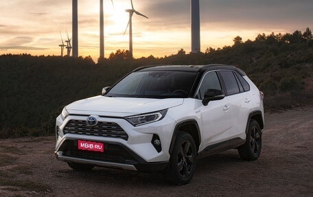 Toyota RAV4, 2021 год, 3 330 000 рублей, 1 фотография